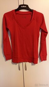 Tenký červený svetr s V výstřihem - 1
