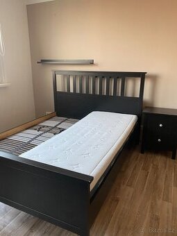 Postel HEMNES IKEA, 2x rošt, noční stolek, skříň PAX
