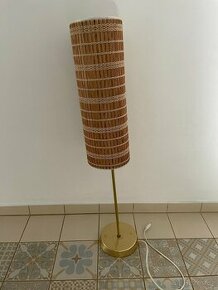 stará stojací lampa