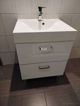 Umyvadlo se skříňkou včetně baterie