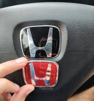 Červené logo Honda na volant
