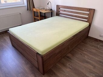 Kvalitní postel z masivu