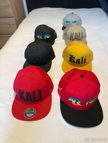 Snapbacky KALI – originální merchandise, nikdy nenošené