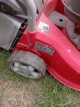 Prodáme sekačku HECHT, rohovou vanu a štípač dříví Schepach