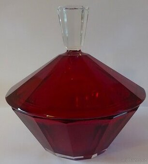Broušená rubínová dóza s víkem (attrib. Bohemia Crystal)