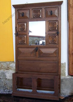 Stará věšáková stěna z masivu se zrcadlem