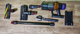 Pěkný Dyson V15 tyčový vysavač 90 min. výdrž i Pro chovatele