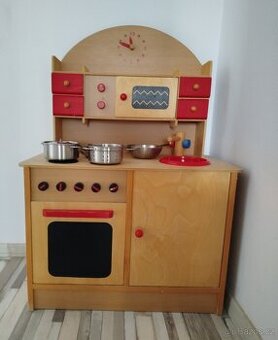 Dřevěná kuchyňka s příslušenstvím