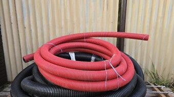 11m červené ohebne trubky, průměr cca 11cm