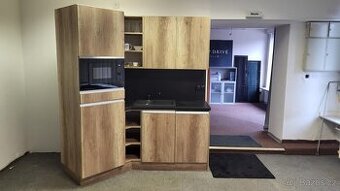 Moderní a plně vybavená rohová kuchyňská linka na prodej