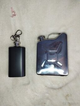 nepoužité placatky + trychtýř na placatky