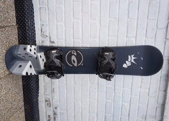 Dětský snowboard 133 cm CrazyCreek + vázání Flow, bezvadný.