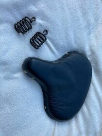 předválečné sedlo po renovaci s pružinami