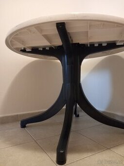 Zahradní stůl bytelný.