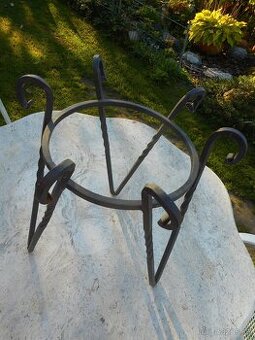 KOVANÝ STOJAN NA KYTKU - 1