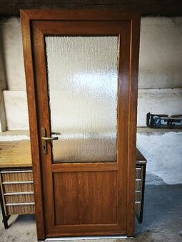 Vchodové dveře ořech