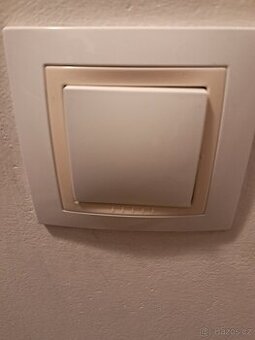 Koupím  rámečky Schneider Unica color