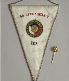 Vlaječka od reprezentantů ČSSR a odznak.