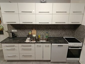 Bílá lesklá kuchyňská linka