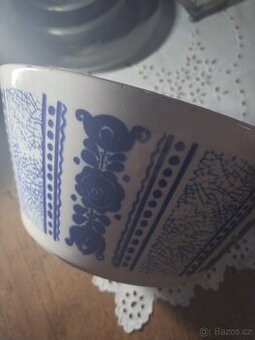 Dvě starožitné keramické mísy