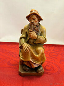 Stará, dřevěná, vyřezávaná socha muž s fajfkou