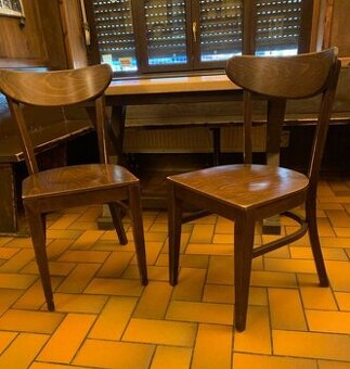 30x dřevene zidle z restaurace a barovky z masivu