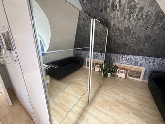 Šatní skříň IKEA PAX, vybavení KOMPLEMENT, zrcadlové posuvní
