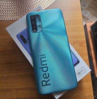 Mobilní telefon.