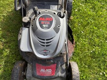 Prodám sekačku s motorem Motor Briggs & Stratton 675 /190cc