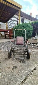 Starý funkční kočárek k renovaci