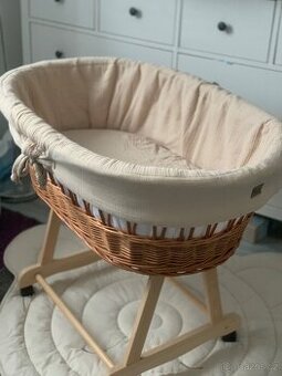 proutěns postýlka na kolečkách