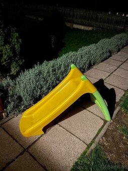 Dětská klouzačka s vodotryskem