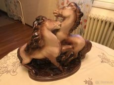 Plastika koní z keramiky