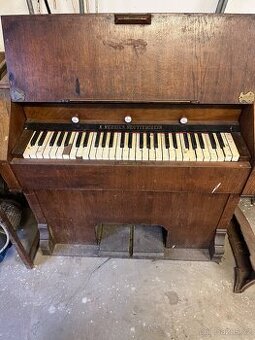 Nefunkční harmonium K.NEUSSER NEUTITSCHEIN