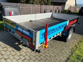 Brzděné přípojné vozidlo s náprav.uprostřed