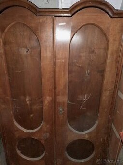 Starožitná skříň