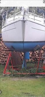 Postavec pro kajutovou plchetnici