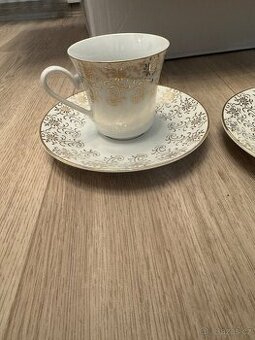 Zbytek z porcelánové soupravy na kávu