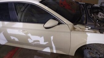 Superb III pravé přední dveře 9P bílá candy