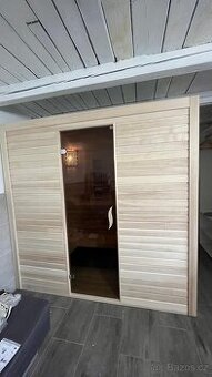 Prodám kompaktní interiérovou saunu (216 × 176 cm) pro 2 až
