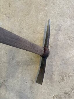 Krumpáč s dřevěnou násadou