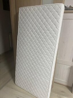 Dětská dřevěná postýlka s matrací