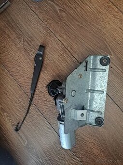 Zadní motorek stěrače