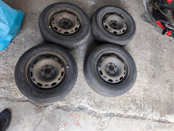 KOLA FABIA pneu 185/60R14 na diskách , slušný vzorek 4mm