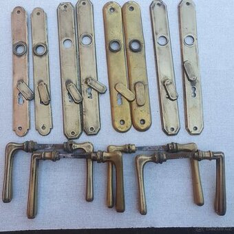 Prodám 4 páry originálních mosazných štítků a klik