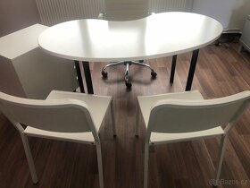 Oválný stůl, 3 židle, uzamykatelný kontejner v bílé barvě