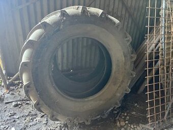 Zadni traktorove pneu