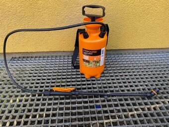 Tlakový postřikovač Fiskars 5 l – použitý, dobrý stav