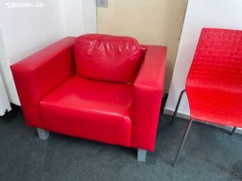 červené křeslo kůže