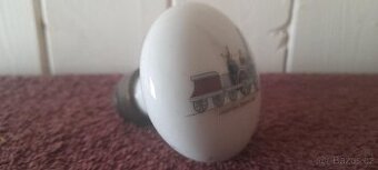 STARÁ PORCELÁNOVÁ DVEŘNÍ KLIKA S MOTIVEM ITALSKÉ LOKOMOTIVY